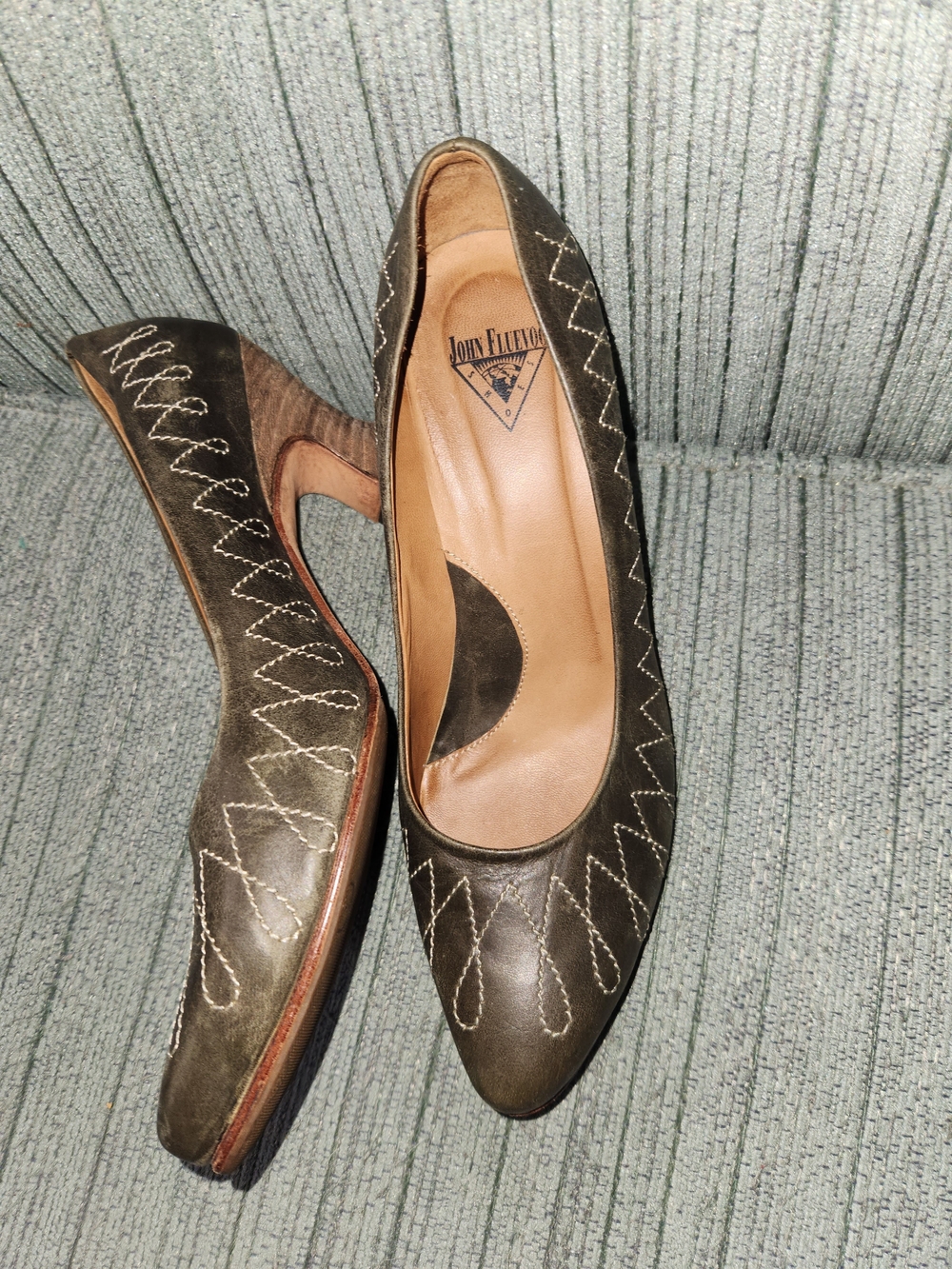 🍉John Fluevog Olive Leather Mid-Heel Pumps with Cream Stitching - Picture 3 of 7